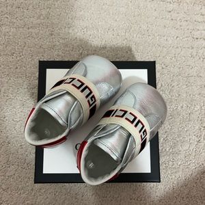 Gucci baby silver metallic crib sneaker size 18 baby 2.5 US worn once
